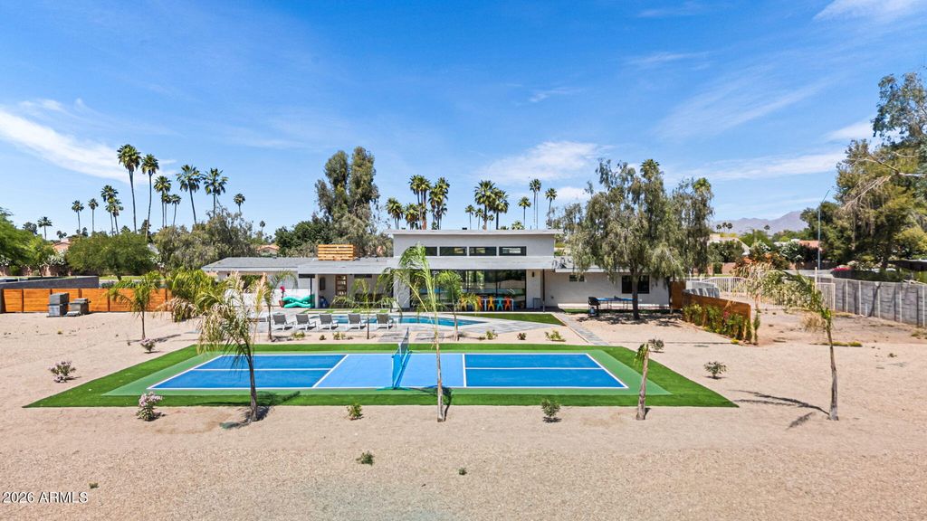 Image 4 of property listing at 8621 E INDIAN BEND Road, Scottsdale, AZ 85250