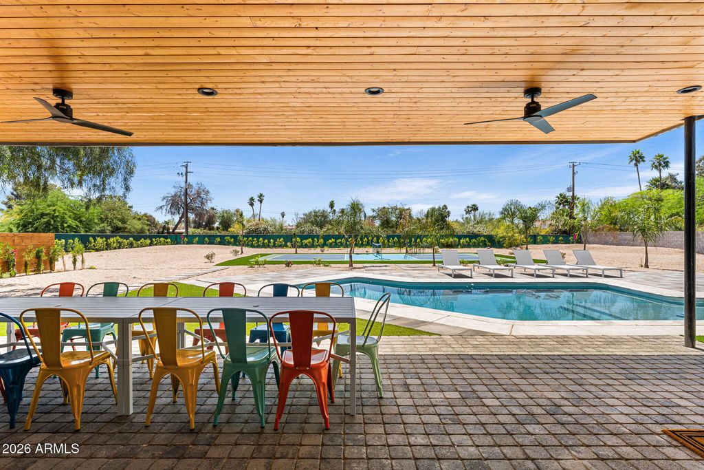 Image 40 of property listing at 8621 E INDIAN BEND Road, Scottsdale, AZ 85250