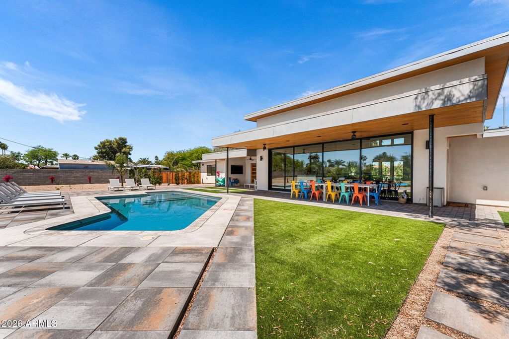Image 43 of property listing at 8621 E INDIAN BEND Road, Scottsdale, AZ 85250