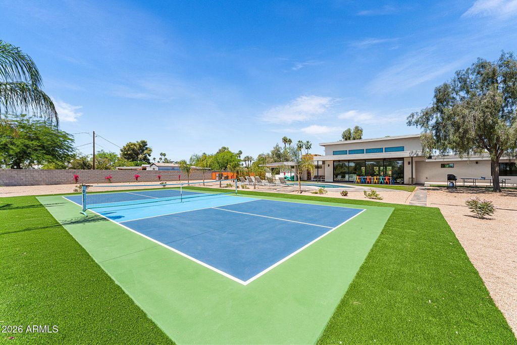 Image 49 of property listing at 8621 E INDIAN BEND Road, Scottsdale, AZ 85250