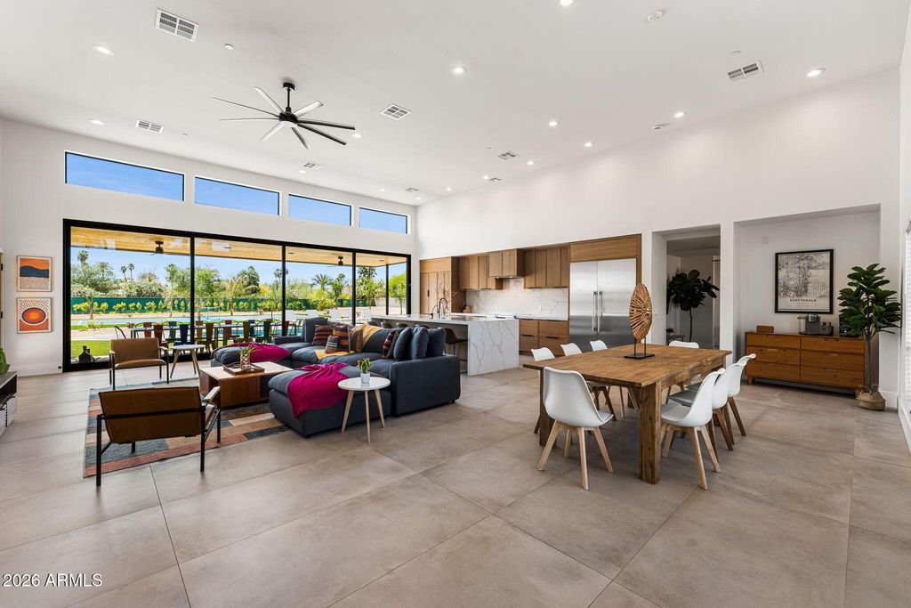 Image 5 of property listing at 8621 E INDIAN BEND Road, Scottsdale, AZ 85250
