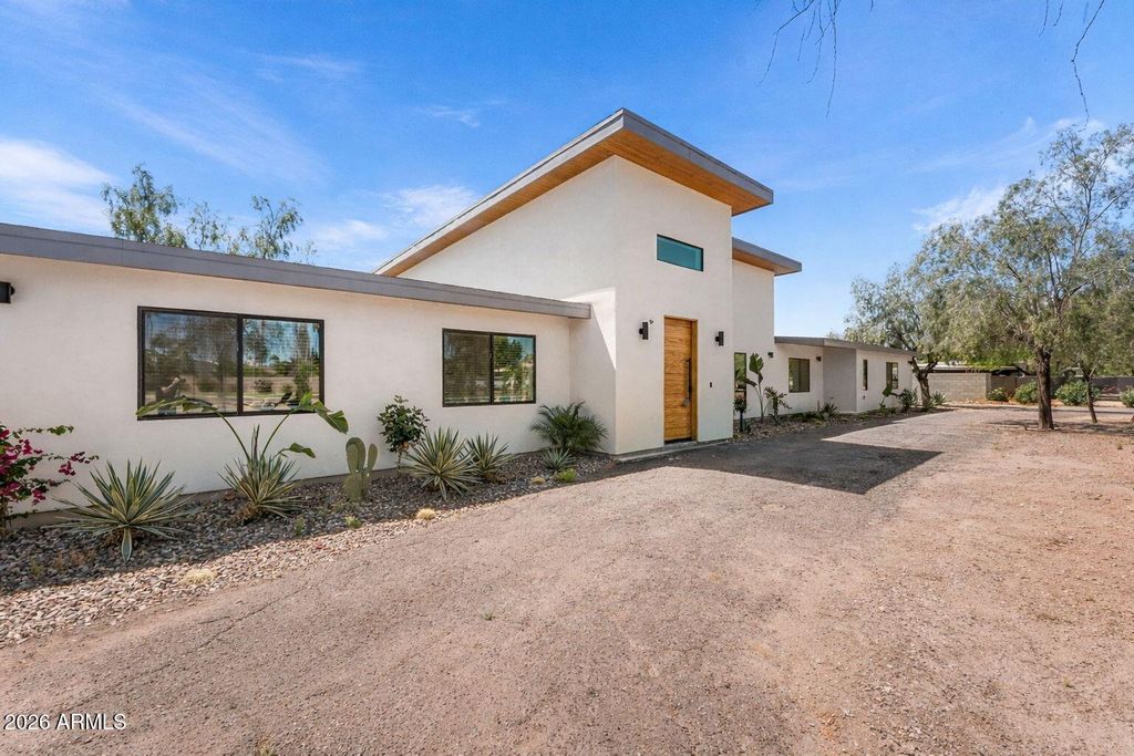 Image 54 of property listing at 8621 E INDIAN BEND Road, Scottsdale, AZ 85250