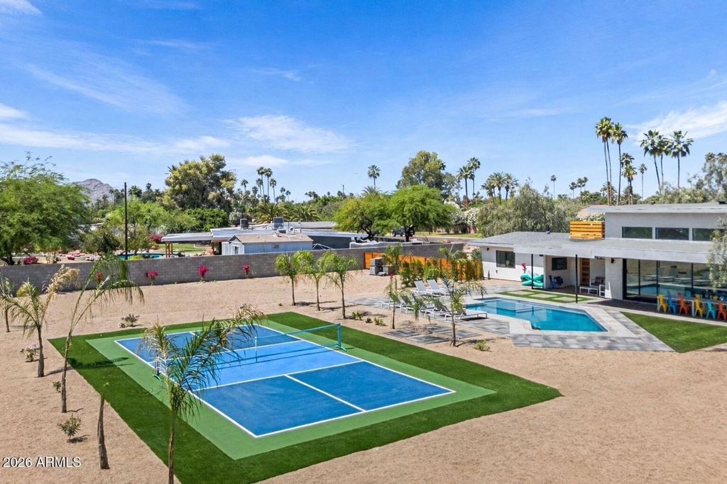 Image 58 of property listing at 8621 E INDIAN BEND Road, Scottsdale, AZ 85250