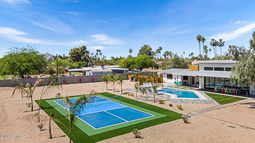 Image 59 of property listing at 8621 E INDIAN BEND Road, Scottsdale, AZ 85250