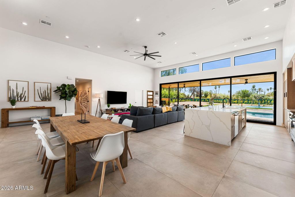 Image 6 of property listing at 8621 E INDIAN BEND Road, Scottsdale, AZ 85250