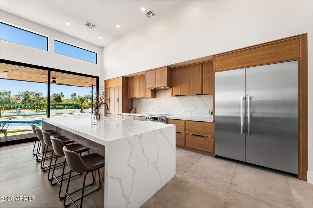 Image 7 of property listing at 8621 E INDIAN BEND Road, Scottsdale, AZ 85250