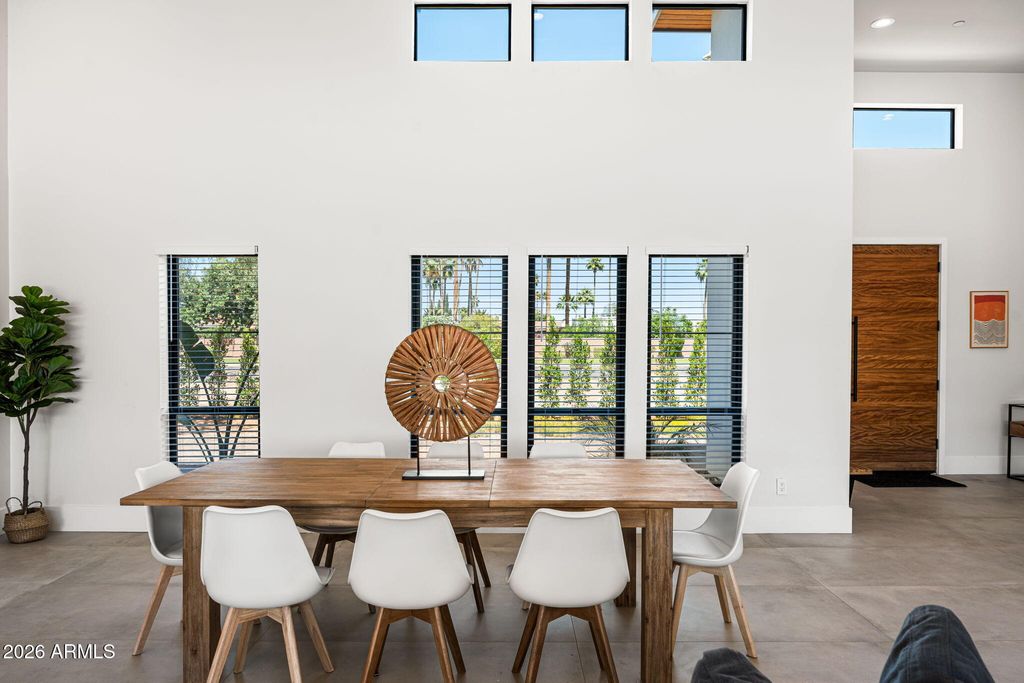 Image 9 of property listing at 8621 E INDIAN BEND Road, Scottsdale, AZ 85250