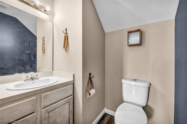 1086 Peach Boulevard, Willoughby, OH 44094