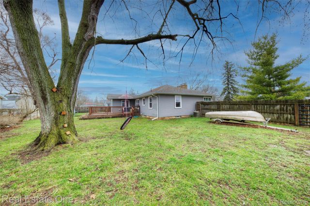 2293 Nichols Avenue, Grand Blanc Charter Township, MI 48507