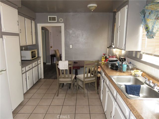 1438 W 95th Street W, Los Angeles, CA 90047