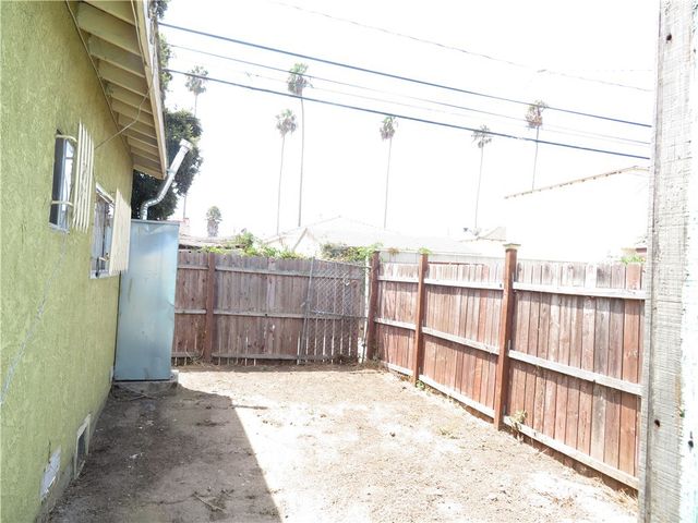 1438 W 95th Street W, Los Angeles, CA 90047