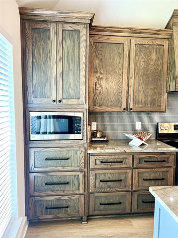 925 Northern Dancer Drive, Hewitt, TX 76643