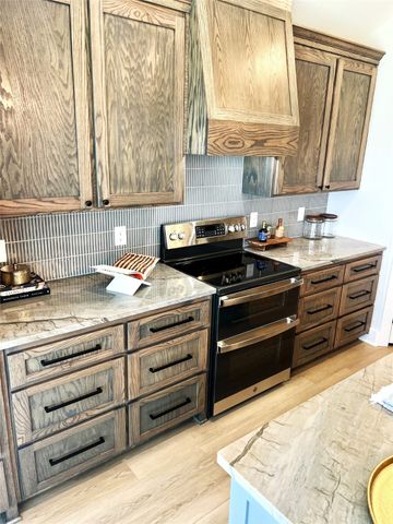 925 Northern Dancer Drive, Hewitt, TX 76643