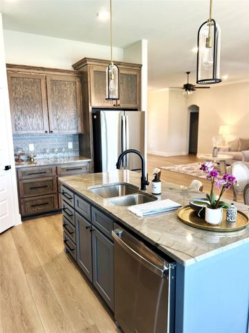 925 Northern Dancer Drive, Hewitt, TX 76643