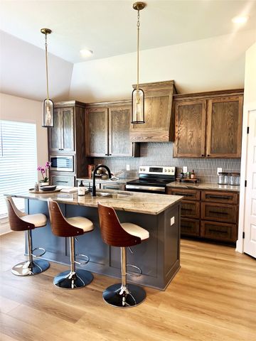 925 Northern Dancer Drive, Hewitt, TX 76643