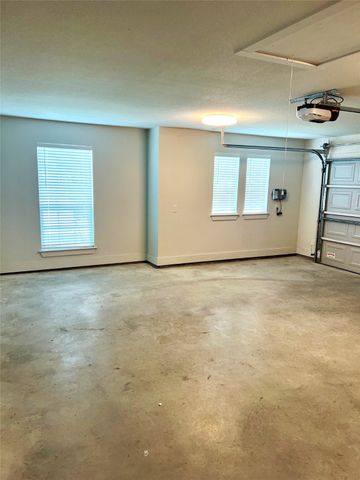 925 Northern Dancer Drive, Hewitt, TX 76643