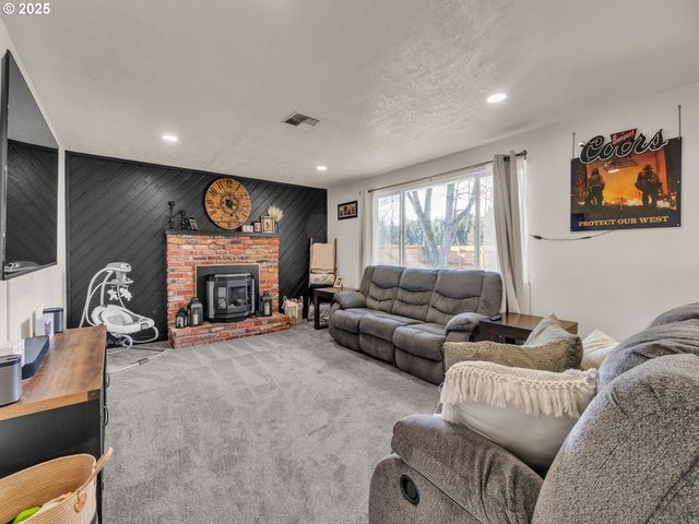 550 N 6TH Pl, Harrisburg, OR 97446