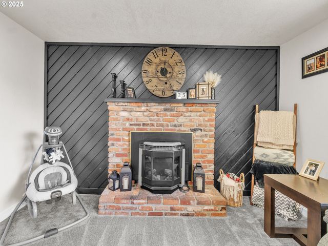 550 N 6TH Pl, Harrisburg, OR 97446