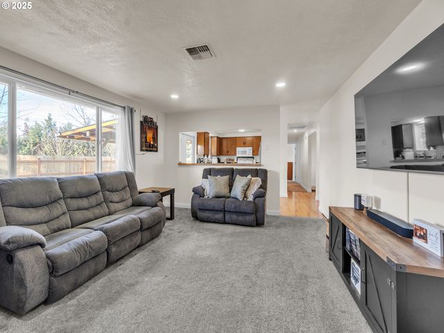 550 N 6TH Pl, Harrisburg, OR 97446