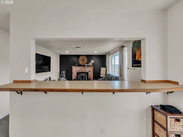 550 N 6TH Pl, Harrisburg, OR 97446