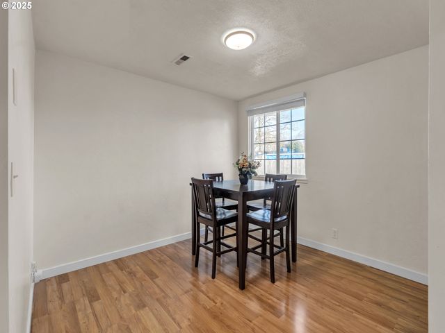 550 N 6TH Pl, Harrisburg, OR 97446