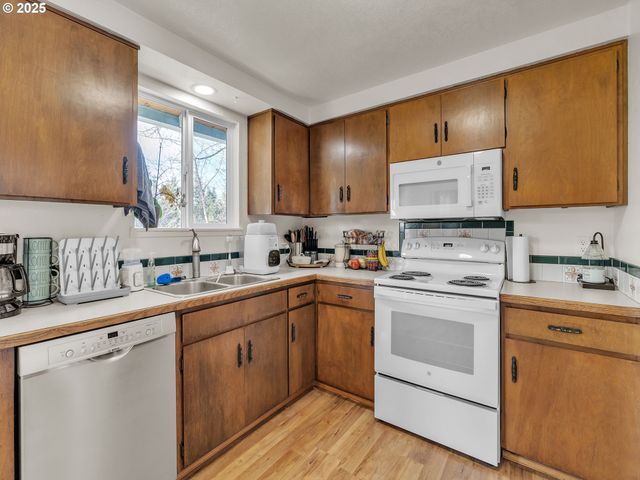 550 N 6TH Pl, Harrisburg, OR 97446