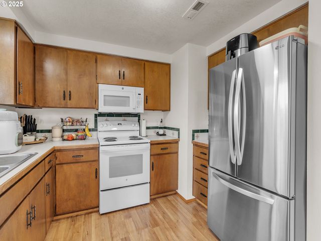 550 N 6TH Pl, Harrisburg, OR 97446