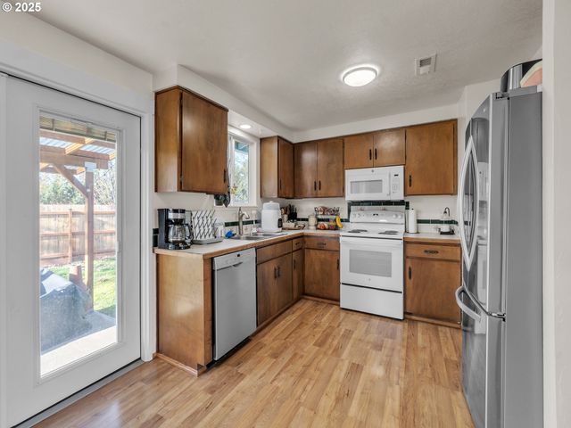 550 N 6TH Pl, Harrisburg, OR 97446