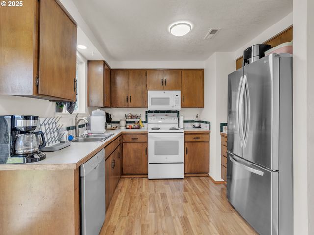 550 N 6TH Pl, Harrisburg, OR 97446