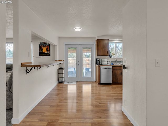 550 N 6TH Pl, Harrisburg, OR 97446