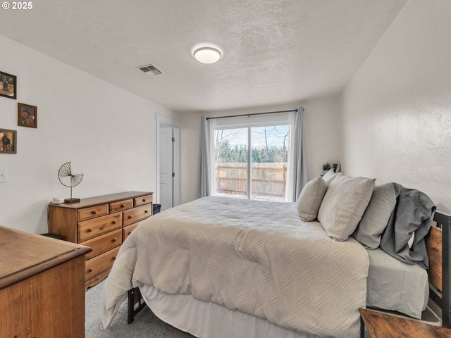 550 N 6TH Pl, Harrisburg, OR 97446