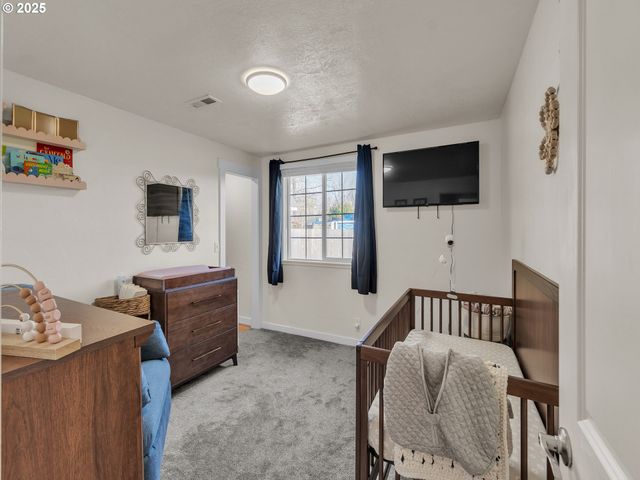 550 N 6TH Pl, Harrisburg, OR 97446