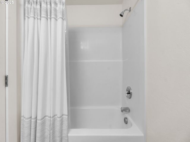 550 N 6TH Pl, Harrisburg, OR 97446