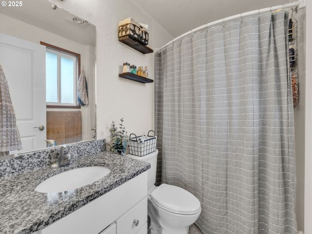 550 N 6TH Pl, Harrisburg, OR 97446