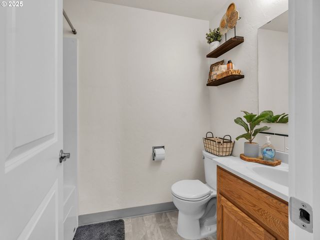 550 N 6TH Pl, Harrisburg, OR 97446