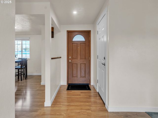 550 N 6TH Pl, Harrisburg, OR 97446