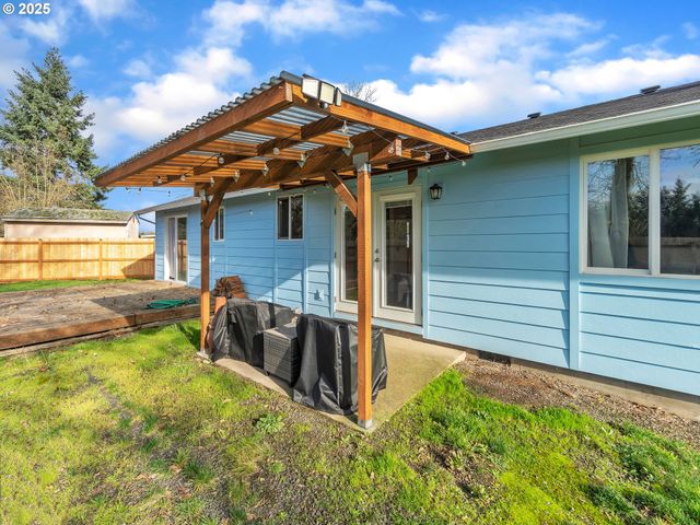 550 N 6TH Pl, Harrisburg, OR 97446