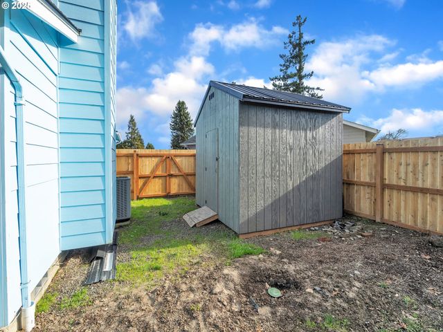 550 N 6TH Pl, Harrisburg, OR 97446