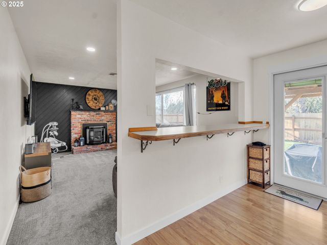 550 N 6TH Pl, Harrisburg, OR 97446