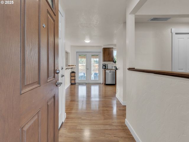 550 N 6TH Pl, Harrisburg, OR 97446