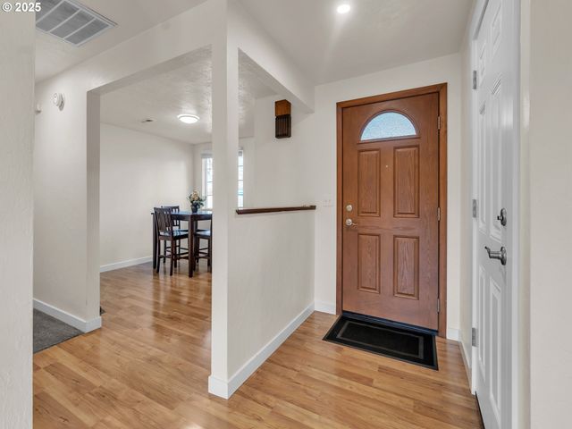 550 N 6TH Pl, Harrisburg, OR 97446