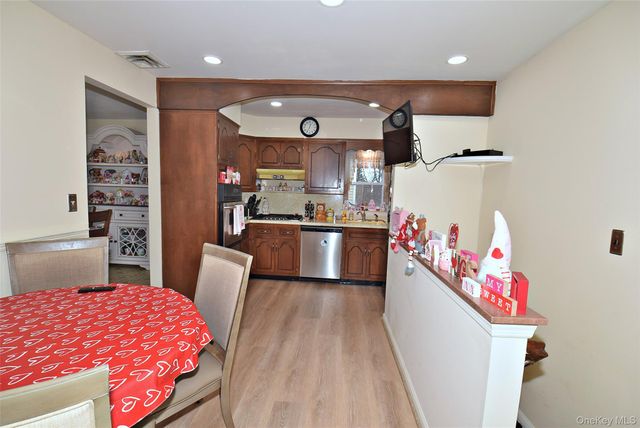 293 85th Avenue, Floral Park, NY 11001