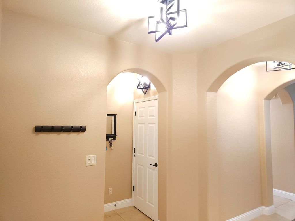 Image 10 of property listing at 5989 E Via San Loppia Drive, Fresno, CA 93727