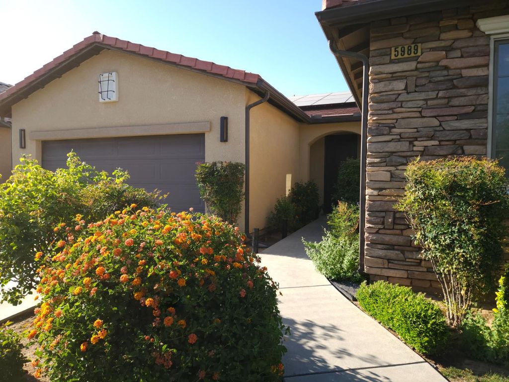 Image 2 of property listing at 5989 E Via San Loppia Drive, Fresno, CA 93727