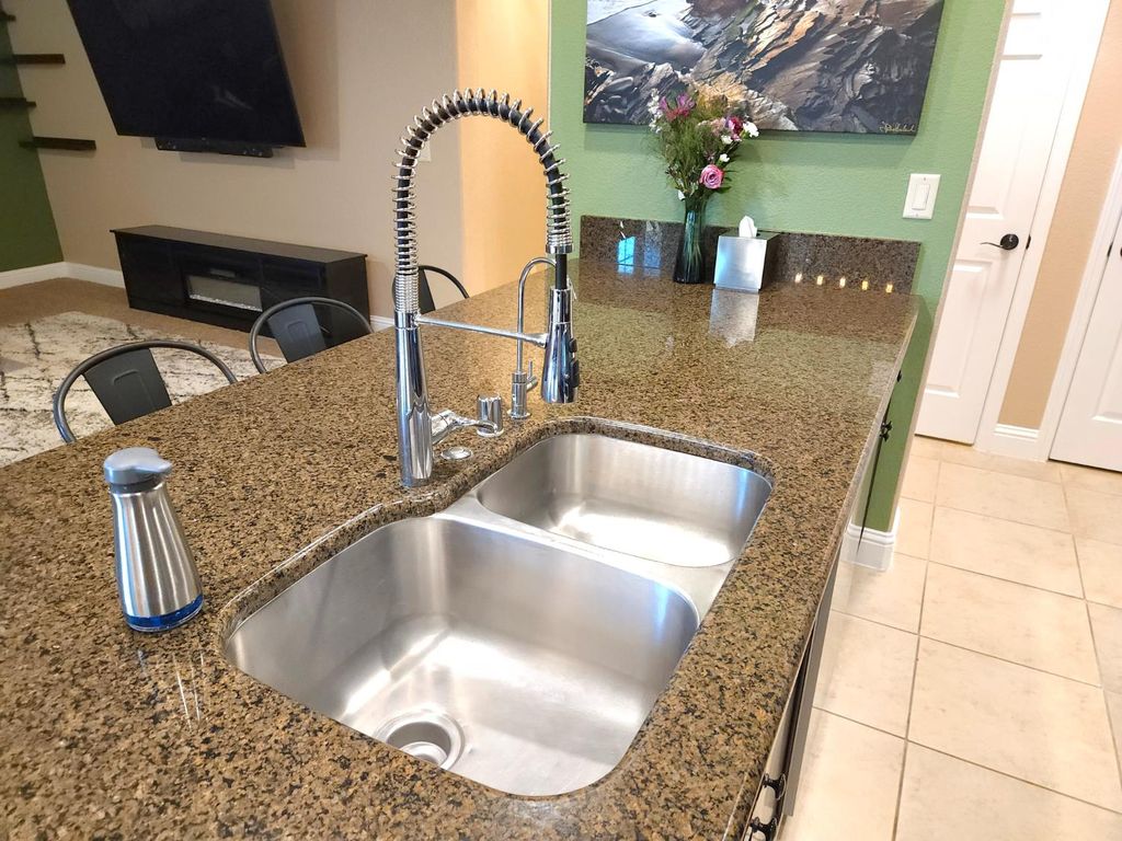 Image 20 of property listing at 5989 E Via San Loppia Drive, Fresno, CA 93727