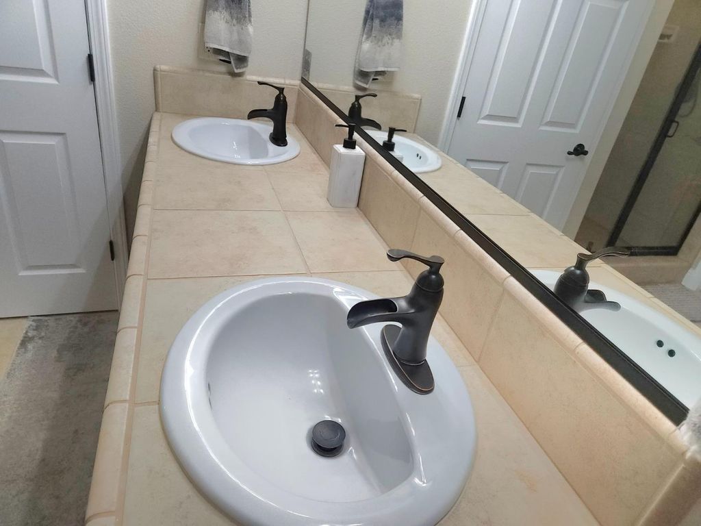Image 28 of property listing at 5989 E Via San Loppia Drive, Fresno, CA 93727