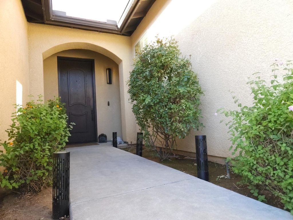 Image 3 of property listing at 5989 E Via San Loppia Drive, Fresno, CA 93727