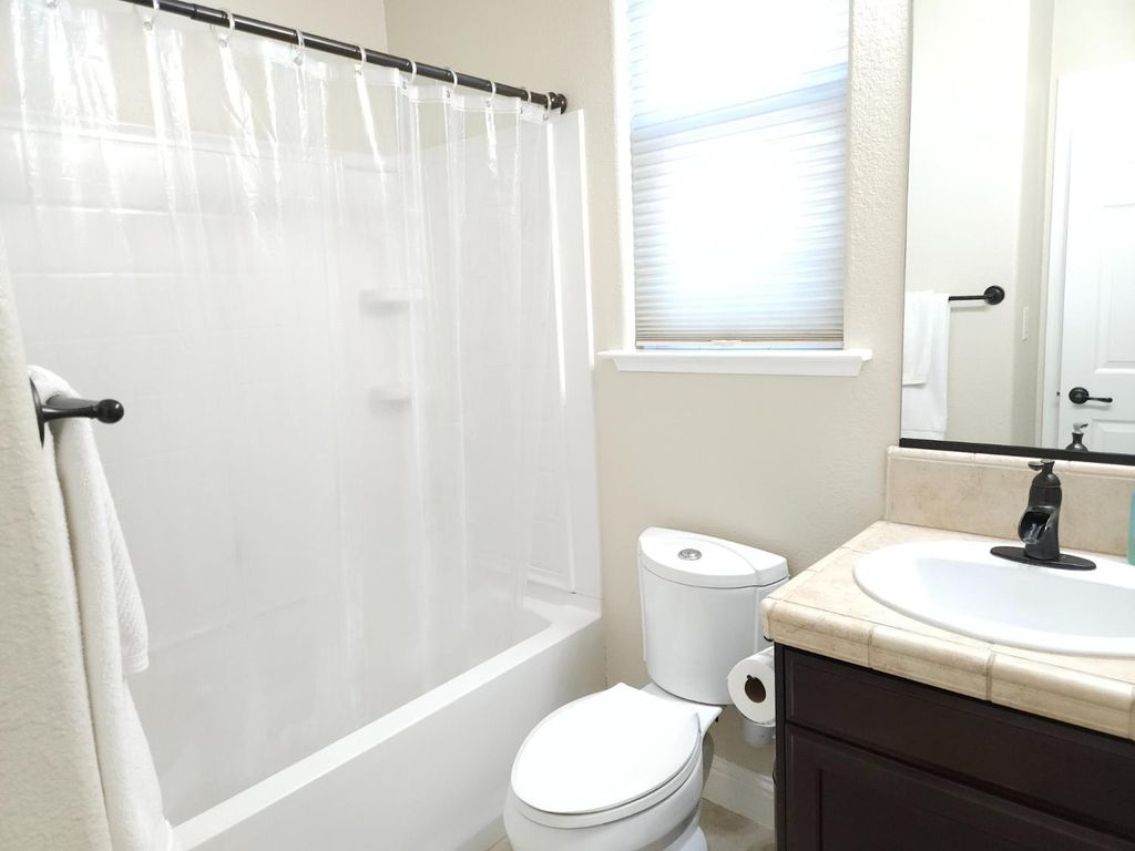 Image 36 of property listing at 5989 E Via San Loppia Drive, Fresno, CA 93727
