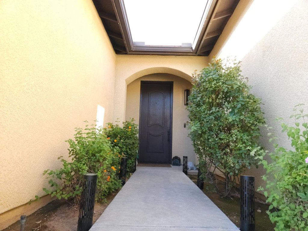 Image 4 of property listing at 5989 E Via San Loppia Drive, Fresno, CA 93727