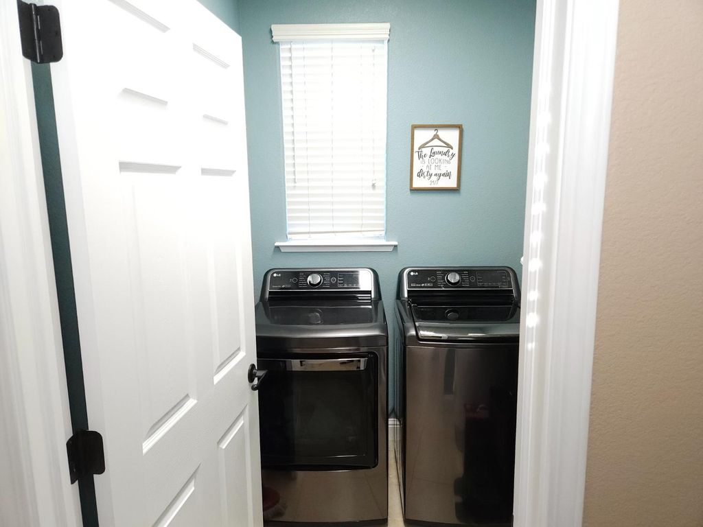 Image 42 of property listing at 5989 E Via San Loppia Drive, Fresno, CA 93727